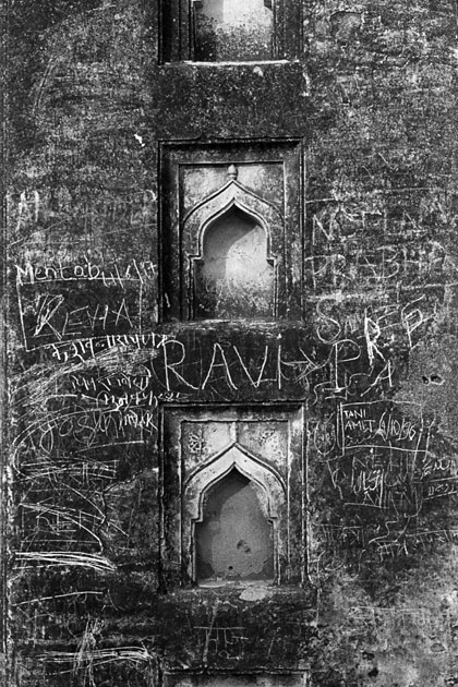 08_intach.mehrauli.wall.delhi.blackandwhite.india.jpg